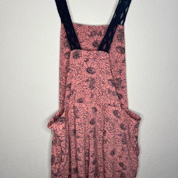 En Creme size medium black & pink capri jumpsuit with crochet straps - Picture 3 of 12